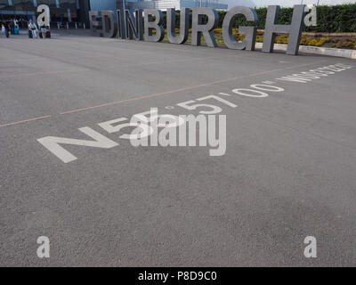 EDINBURGH, Regno Unito - circa giugno 2018: Edimburgo segno di acciaio all'aeroporto di Edimburgo Foto Stock