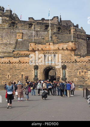 EDINBURGH, Regno Unito - circa giugno 2018: i turisti in visita al castello di Edimburgo Foto Stock