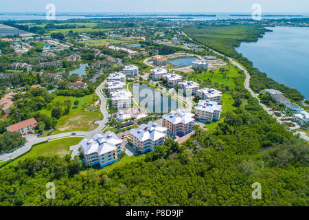 Vista aerea di un progetto di Bradenton florida zona residenziale comunità di pensione 55+ di singola famiglia condominio le abitazioni circostanti un piccoli laghi con un ga Foto Stock