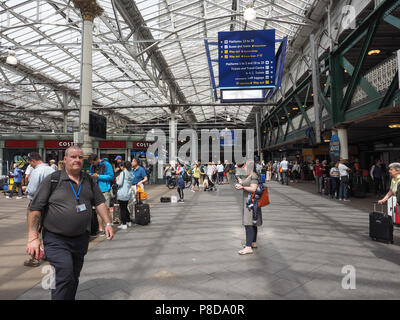 EDINBURGH, Regno Unito - circa giugno 2018: Edinburgh Waverly stazione ferroviaria Foto Stock