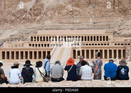 I turisti di ascoltare una guida turistica presso il Tempio mortuario di Hatshepsut, secondo faraone femmina, Luxor, Egitto. Foto Stock