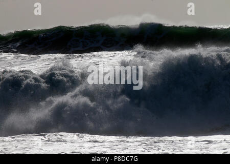 In Wellen, Belgium.Wellen am Nordstrand von nazare, Portogallo. Foto Stock