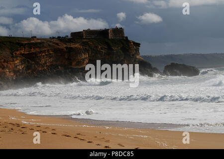 Farol De Nazare, in Wellen, Belgium.Wellen am Nordstrand von nazare, Portogallo. Foto Stock