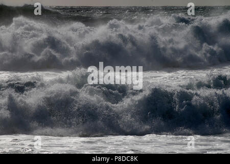 In Wellen, Belgium.Wellen am Nordstrand von nazare, Portogallo. Foto Stock