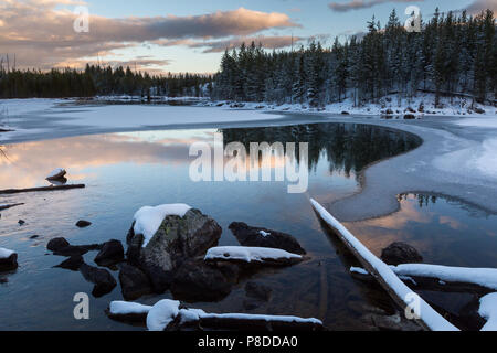 Inizio di ghiaccio per congelare su Taggart del lago alla base del Teton Mountains. Il Parco Nazionale del Grand Teton, Wyoming Foto Stock