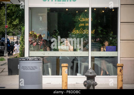 I clienti sui loro laptop in un caffè bar nel quartiere di Chelsea di New York giovedì 5 luglio 2018. (Â© Richard B. Levine) Foto Stock
