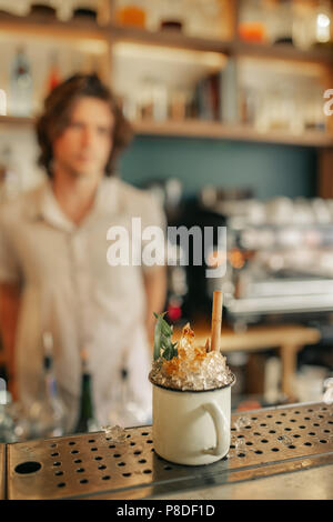 Un vivace cocktail seduti sul bancone di un bar Foto Stock