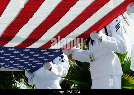 Il settantesimo anniversario di Pearl Harbor commemorazione . Velisti assegnati alla base comune Perla Marina Harbor-Hickam Distaccamento Guardia d'onore presente il ensign nazionale durante il servizio di sepoltura di Pearl Harbour superstite di Boatswain mate 1. Classe Jack Gordon Franklin presso la USS Utah Memorial. Franklin passate Luglio 12, 2005 a 81 anni di età. Egli è stato 17 anni durante l'attacco di Pearl Harbor. Foto Stock