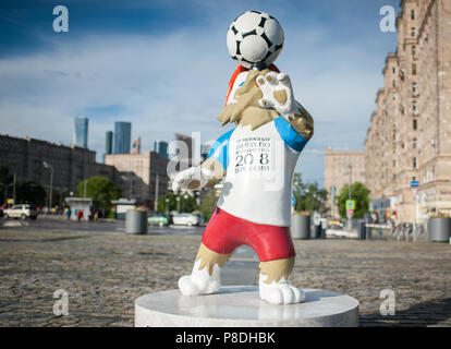 Mosca, Russia - Giugno, 22, 2017 La mascotte ufficiale del 2018 FIFA World Cup e la FIFA Confederations Cup 2017 wolf Zabivaka sulla Collina Poklonnaya Foto Stock