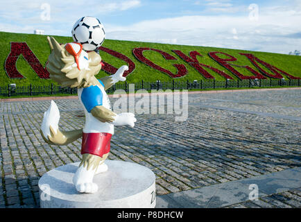 Mosca, Russia - Giugno, 22, 2017 La mascotte ufficiale del 2018 FIFA World Cup e la FIFA Confederations Cup 2017 wolf Zabivaka sulla Collina Poklonnaya Foto Stock