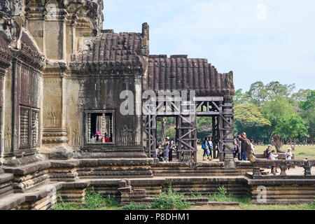 Turisti che esplorano le gallerie del tempio antico di Angkor Wat, Cambogia Foto Stock