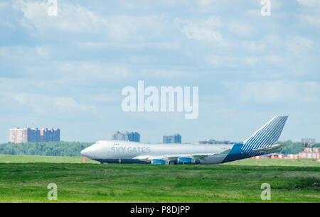 SHEREMETYEVO, Moscow Region, Russia - 28 Giugno 2017: Boeing 747-400F di cancelli Sky Airlines presso l'Aeroporto Internazionale di Sheremetyevo. Foto Stock