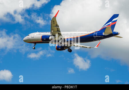 SHEREMETYEVO, Moscow Region, Russia - 28 Giugno 2017: Airbus A320 di Aeroflot compagnie fa un atterraggio presso l'Aeroporto Internazionale di Sheremetyevo. Foto Stock
