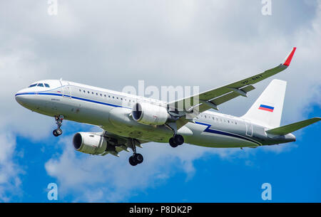 SHEREMETYEVO, Moscow Region, Russia - 28 Giugno 2017: Airbus A320 di Aeroflot compagnie fa un atterraggio presso l'Aeroporto Internazionale di Sheremetyevo. Foto Stock