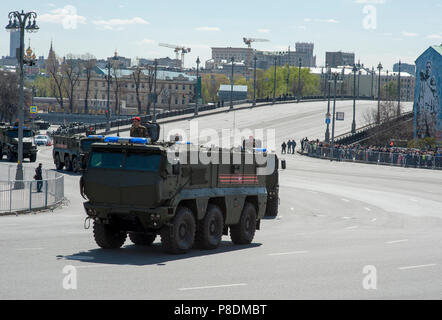 Mosca, Russia - Maggio 07, 2017 Mine-Resistant imboscata protetto (MRAP) Typhoon (AFV famiglia) durante le prove della parata militare per la Giornata della vittoria Foto Stock