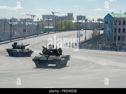 Mosca, Russia - Maggio 07, 2017 Russo battaglia principale serbatoio T-14 Armata durante le prove della parata militare per la Giornata della vittoria a Mosca. Foto Stock