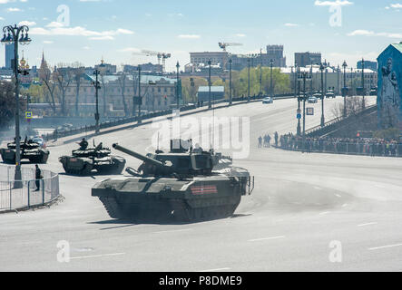 Mosca, Russia - Maggio 07, 2017 Russo battaglia principale serbatoio T-14 Armata durante le prove della parata militare per la Giornata della vittoria a Mosca. Foto Stock