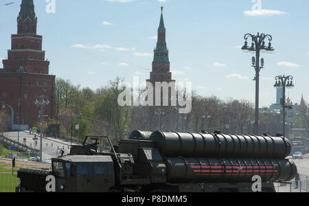 Mosca, Russia - Maggio 07, 2017 anti-missile aereo sistema S-400 Triumf (SA-21 Growler) durante le prove della parata militare per la Giornata della vittoria in Foto Stock