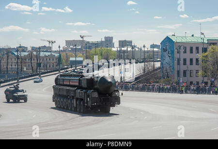 Mosca, Russia - Maggio 07, 2017 Sistema per missile con propellente solido Intercontinental missile balistico RS-24 Anno (Topol'-MR o SS-29) durante la rehea Foto Stock