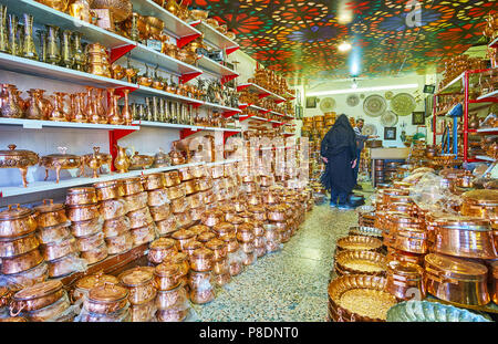 KERMAN, IRAN - 15 ottobre 2017: La vasta gamma di rame cokware nel negozio di Ganjali Khan bazaar, situato in ramai' alley, il 15 ottobre in Ke Foto Stock