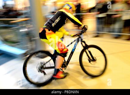 Un ciclista in discesa durante un concorso downmall in un centro commerciale di Hannover (Germania), 16 gennaio 2016. | Utilizzo di tutto il mondo Foto Stock