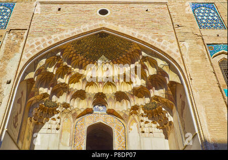 Dettagli del scolpito nicchia arcuata del iwan (portale) di Ganjali Khan Caravanserai, è decorata con muqarnas e dettagli raffinati modelli verniciati, Foto Stock