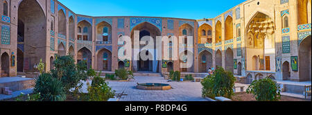 KERMAN, IRAN - 15 ottobre 2017: Ganjali Khan Caravanserai è il luogo ideale per visitare ed esplorare la sua tradizionale dettagli decorativi - muqarnas archi, Foto Stock