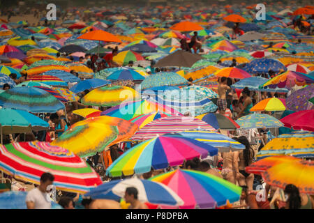 Migliaia di beachgoers prova a battere il calore opprimente e la fuga di Coney Island di Brooklyn a New York e letteralmente il pacco spiaggia domenica 1 luglio 1, 2018. La domenica è il giorno più caldo del 2018, raggiungendo sull'alta 90's tutta l'area, ma le temperature sono attesi a rimanere in 90's's tutta la settimana come un onda di calore si deposita sopra la città. (Â© Richard B. Levine) Foto Stock