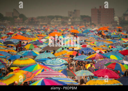 Migliaia di beachgoers prova a battere il calore opprimente e la fuga di Coney Island di Brooklyn a New York e letteralmente il pacco spiaggia domenica 1 luglio 1, 2018. La domenica è il giorno più caldo del 2018, raggiungendo sull'alta 90's tutta l'area, ma le temperature sono attesi a rimanere in 90's's tutta la settimana come un onda di calore si deposita sopra la città. (Â© Richard B. Levine) Foto Stock