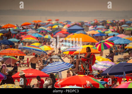 Migliaia di beachgoers prova a battere il calore opprimente e la fuga di Coney Island di Brooklyn a New York e letteralmente il pacco spiaggia domenica 1 luglio 1, 2018. La domenica è il giorno più caldo del 2018, raggiungendo sull'alta 90's tutta l'area, ma le temperature sono attesi a rimanere in 90's's tutta la settimana come un onda di calore si deposita sopra la città. (Â© Richard B. Levine) Foto Stock