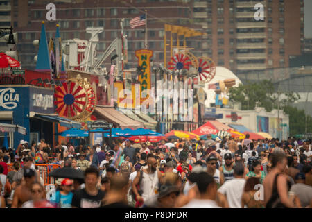 Migliaia di beachgoers prova a battere il calore opprimente e la fuga di Coney Island di Brooklyn a New York e letteralmente il pacco spiaggia domenica 1 luglio 1, 2018. La domenica è il giorno più caldo del 2018, raggiungendo sull'alta 90's tutta l'area, ma le temperature sono attesi a rimanere in 90's's tutta la settimana come un onda di calore si deposita sopra la città. (Â© Richard B. Levine) Foto Stock