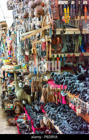 Oggetti turistici in vendita a Nairobi città del mercato. Foto Stock