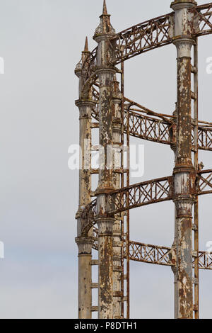 Un abbandonati gasometro vittoriano in Great Yarmouth, Norfolk, Regno Unito. Foto Stock