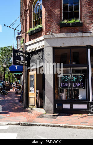 Psychic Tarot Card Reader storefront nel centro di Portland, Maine Foto Stock