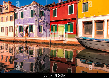 Coloratissima Burano, una delle isole Venetial Foto Stock