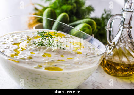 Greco salsa dip o medicazione tzatziki preparato con scorza di cetriolo di panna acida yogurt olio d'oliva e aneto fresco. Foto Stock