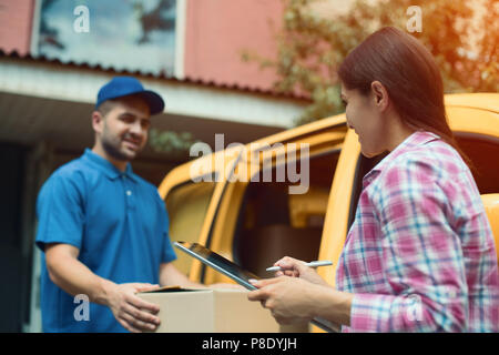 Uomo di consegna Consegna scatola di imballaggio. Foto Stock