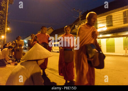 Alimentazione dei monaci. Il rituale è chiamato Tak Bat, Luang Prabang, Laos. Foto Stock