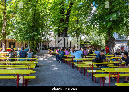Prenzlauerberg di Berlino. Prater Garten beer garden, self-service giardino della birra sotto alberi di castagno, con birre locali Foto Stock
