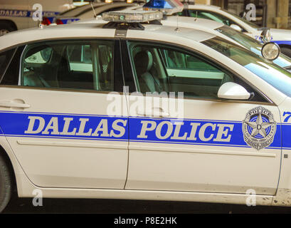 Vista ravvicinata di una pattuglia di polizia a Dallas, in Texas con 'Dallas polizia' dipinta sulla fiancata del veicolo Foto Stock