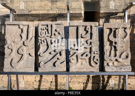 Fregi di pietra dal castello di Bayil nel Palazzo di Shirvanshahs , Baku in Azerbaijan Foto Stock