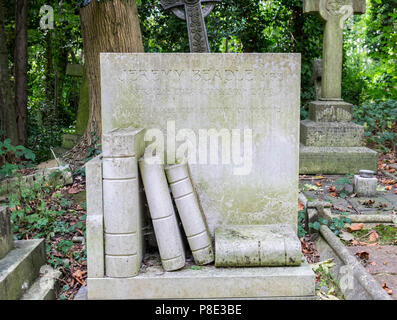 Jeremy Beadle tomba nel cimitero di Highgate a Londra. Foto Stock