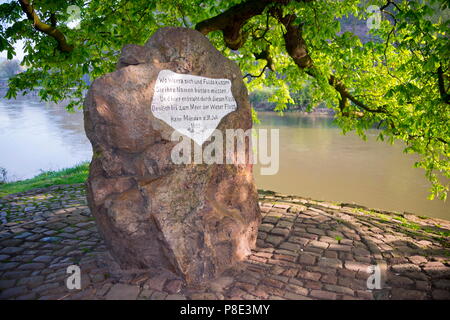 Monumento di pietra, Weserstein alla confluenza di Fulda e Werra, Hannoversch Münden, Bassa Sassonia, Germania Foto Stock