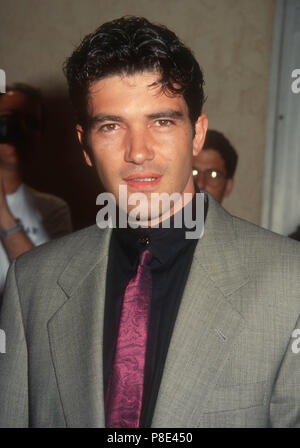 WESTWOOD, CA - 26 febbraio: attore Antonio Banderas assiste Warner Bros Foto 'il Mambo Kings' Premiere nel febbraio 26, 1992 al Mann Bruin Theatre di Westwood, California. Foto di Barry re/Alamy Stock Photo Foto Stock