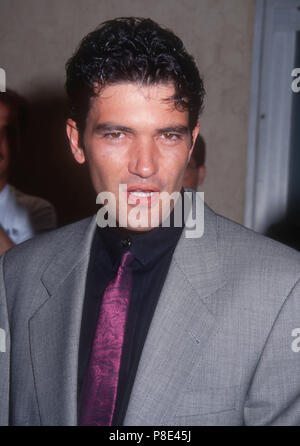 WESTWOOD, CA - 26 febbraio: attore Antonio Banderas assiste Warner Bros Foto 'il Mambo Kings' Premiere nel febbraio 26, 1992 al Mann Bruin Theatre di Westwood, California. Foto di Barry re/Alamy Stock Photo Foto Stock