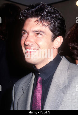 WESTWOOD, CA - 26 febbraio: attore Antonio Banderas assiste Warner Bros Foto 'il Mambo Kings' Premiere nel febbraio 26, 1992 al Mann Bruin Theatre di Westwood, California. Foto di Barry re/Alamy Stock Photo Foto Stock