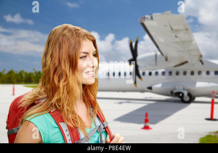 Donna turistica con uno zaino che viaggiano in aereo Foto Stock