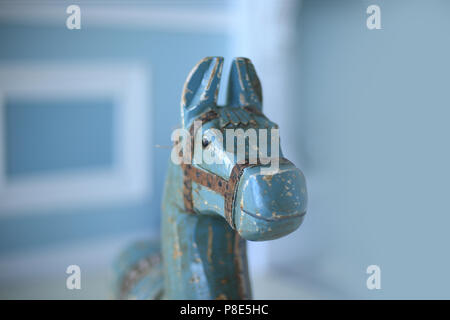 Closeup.cavallo di legno sullo sfondo di una stanza per bambini Foto Stock