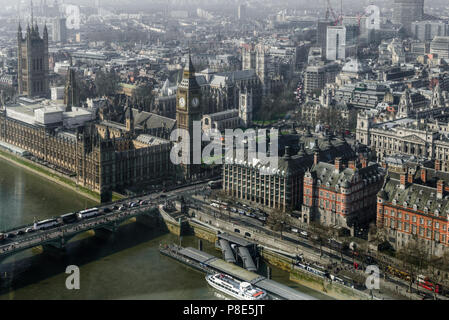 Vista aérea del Big Ben, la gran torre del reloj situado en el lado noroeste del Palacio de Westminster, en Londres. Foto Stock