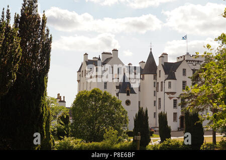 Blair Atholl Castle - bandiera scozzese battenti nel vento Foto Stock